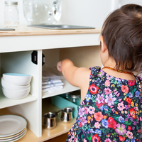 Montessori-Pädagogik: Kleinkind beim Spielen