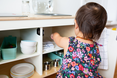 Montessori-Pädagogik: Kleinkind beim Spielen