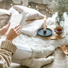 Kuscheliges Wohnzimmer im Herbst