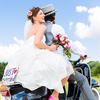 Junges Hochzeitspaar auf Motorroller